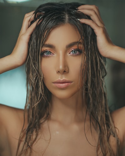 双手抱着头的裸体女人